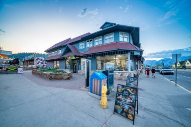 Jasper, Kanada - 17 Temmuz 2024: Güneşin batışındaki Jasper kasabasının göz kamaştırıcı manzarası, görkemli dağların üzerinde sıcak renkler