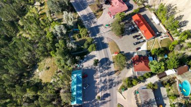 Radyum Kaplıcaları 'nın havadan görünüşü, Kootenay Ulusal Parkı.