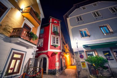 Hallstatt, Avusturya - 2 Eylül 2021: Manzaralı Hallstatt Şehri, güzelliği ve kültürel önemi ile tanınan UNESCO Dünya Mirası.