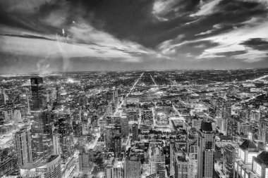 Geceleri Chicago gökdelenlerinin havadan görünüşü.