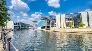Berlin, Almanya - 25 Temmuz 2016: Berlin 'deki Bundestag ve nehir kıyısındaki modern yüksek binaların panoramik manzarası.