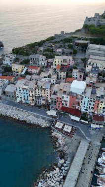 Gün batımında Portovenere şehrinin panoramik hava manzarası.