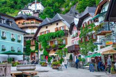 Hallstatt, Avusturya - 2 Eylül 2021: Hallstatt şehrinin sakin göl ve görkemli dağlarla çevrili manzarası.