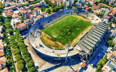 Şehir stadyumunun ve şehir mimarisinin hava manzarası