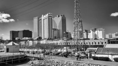 Feribot perspektifi Mississippi Nehri boyunca New Orleans şehrinin ufuk çizgisini gösteriyor.
