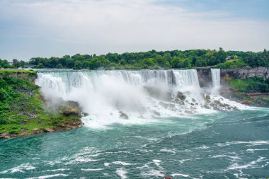 Niagara Şelalesi bulutlu bir yaz gününde, Kanada.