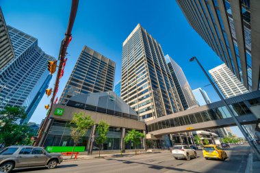 Calgary, Alberta - 10 Temmuz 2024: Şehir sokakları ve binaları gün batımında.