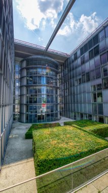 Berlin, Almanya - 25 Temmuz 2016: Berlin hükümet bölgesinde Spree boyunca çağdaş mimarinin yer aldığı kentsel manzara.