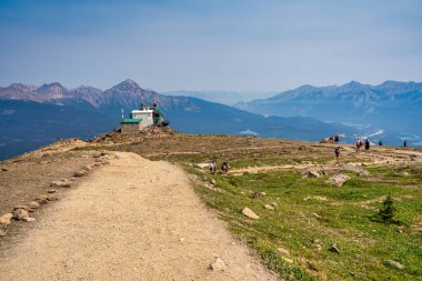 Majestic Whistlers Tepesi ve Jasper Ulusal Parkı çevresindeki dağlar panoramik manzaralar sunuyor..