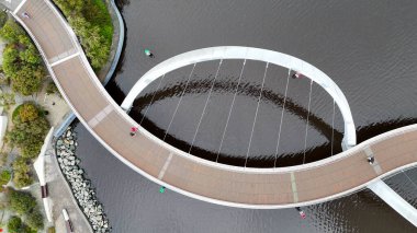 Elizabeth Quay köprüsü üzerinde dramatik günbatımı gökyüzü Perth şehri silüeti ve liman kenti.