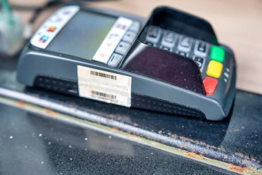Kablosuz ya da temassız ödeme için kredi kartı kullanan makine.