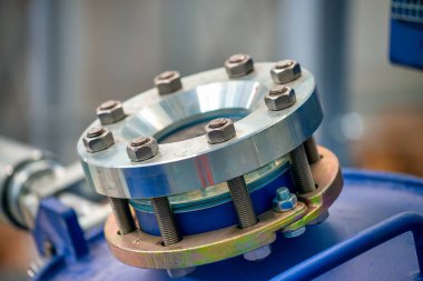 Değerli minerallerin kurtarılması için bir makine. Kimyasal tesis içi.