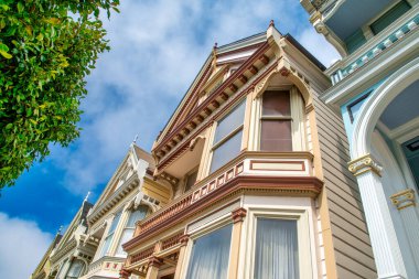 San Francisco, CA - 5 Ağustos 2017: Güneşli bir günde Boyanmış Kadınlar Viktorya Evleri.