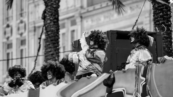 New Orleans, Los Angeles - 9 Şubat 2016: New Orleans Mardi Gras şamandıraları ve şenlik katılımcılarının yer aldığı kutlamalar.