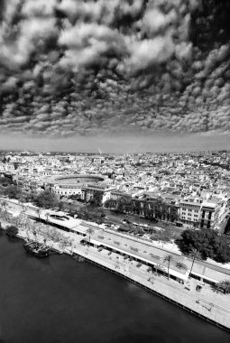 Guadalquivir Nehri ve ünlü simgelerle Sevilla 'nın panoramik görüntüsü..