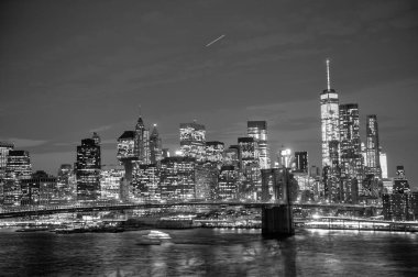Gece Brooklyn Köprüsü 'nden Manhattan' ın aşağısına doğru aydınlanan Skyline, NYCs Magic 'i yakalıyor..