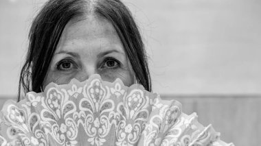 Beyaz kadın New Orleans 'taki Mardi Gras kutlamasında şenlik kostümü giyiyor..