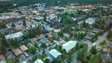 Geceleri Banff Town 'ın havadan görünüşü Alberta..