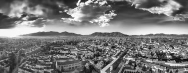 Lucca ortaçağ kasabasının havadan görünüşü, Toskana - İtalya.