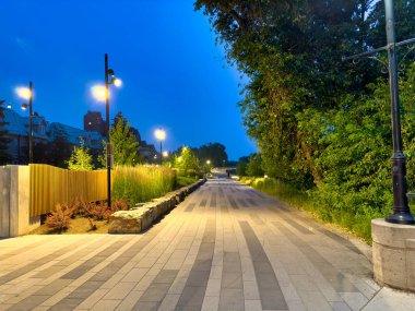 Gece Calgary 'de rıhtım yolu.