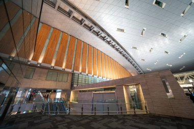 Doha, Katar - 14 Eylül 2025: Çağdaş mimari ve ferah tasarımın yer aldığı Doha havaalanındaki modern uluslararası terminal.