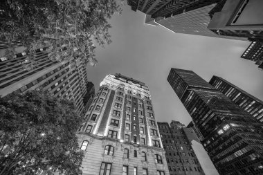 Gökyüzüne bakan Manhattan Midtown gökdelenleri parlayan pencereleri ve dramatik mimari çizgileri ile.