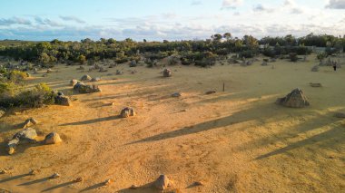 Günbatımında Pinnacles Çölü 'nün havadan görünüşü, Batı Avustralya.
