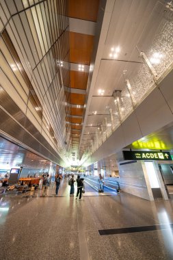 Doha, Katar - 14 Eylül 2025: Çağdaş mimari ve ferah tasarımın yer aldığı Doha havaalanındaki modern uluslararası terminal.