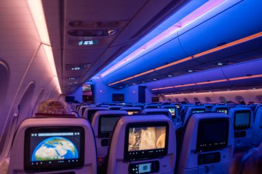 Doha, Katar - 14 Eylül 2025: Katar Havayolları A350 ekonomi sınıfı kabin rahat koltuklar ve ortam aydınlatması.