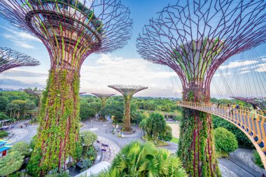 Singapur - 13 Eylül 2023: Körfez kenarındaki bahçeler ve Marina Körfezi 'nde gün batımında Skywalk.