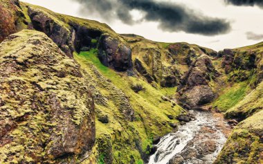 Yağmurlu bir günde güzel Stjornarfoss şelalesinin havadan görünüşü.