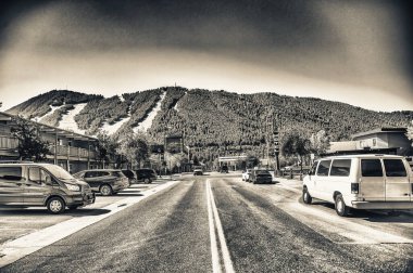 Jackson Hole, Wyoming. Güzel bir günde şehrin sokakları ve dağları.