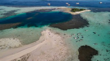 Komodo Ulusal Parkı 'ndaki el değmemiş sahil ve turkuaz deniz ile Pulau Karangan Adası' nın insansız hava aracı görüntüsü..