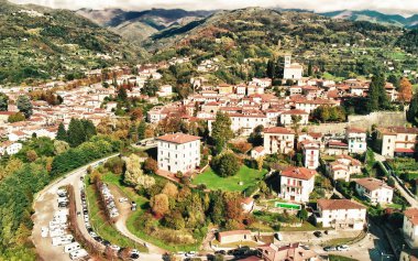 Barga 'nın güzel hava manzarası, Garfagnana vadisinde yuva yapmış, güneş ışığıyla yıkanmış..