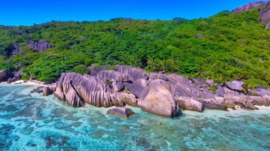 La Digue, Seyşeller 'deki Anse Source D' Argent Sahili. Güneşli bir günde tropikal kıyı şeridinin havadan görünüşü.