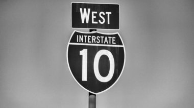 Louisiana 'da karayolu I-10 tabelası açık gökyüzü arka planlı..