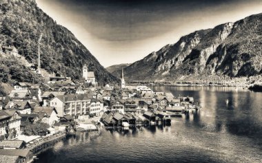 Hallstatt 'un göz kamaştırıcı hava manzarası, Avusturya Alpleri' ne kurulmuş görkemli köy ve sakin göl görüntüsü.
