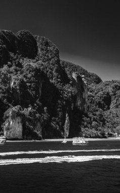 Phuket, Tayland - 23 Aralık 2019 Kristal berrak sular ve Phi Phi Adası kıyıları boyunca çarpıcı kaya oluşumları.