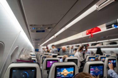 Doha, Katar - 14 Eylül 2025: Katar Havayolları A350 ekonomi sınıfı kabin rahat koltuklar ve ortam aydınlatması.