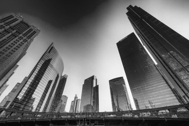 Şikago, IL - 25 Temmuz 2024 Şikago şehir merkezi gökdelenleri şehir nehri boyunca yapılan bir geziden inanılmaz bir gün batımı manzarası.