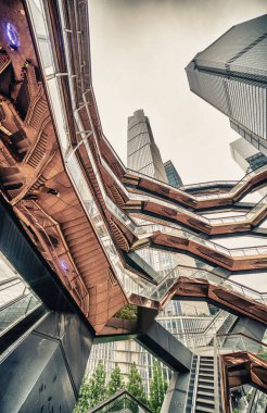 New York City, ABD - 16 Haziran 2025: Hudson Yards 'ta Geometrik desenler ve mimari ayrıntılarla The Vessel' in içini gösteren şehir fotoğrafçılığı.