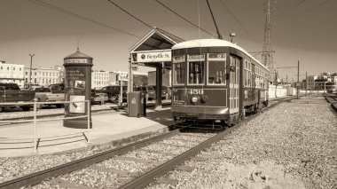 New Orleans 'taki tarihi tramvay kış güneşi altında şehir binalarının önünden geçiyor..