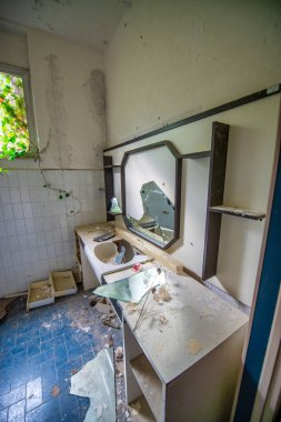 Terk Edilmiş Volterra Tımarhanesi 'nin Keşfi: Unutulan ve Çürüyen Koridorlarda Bir Yolculuk.