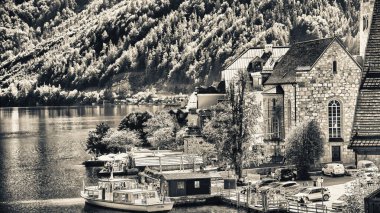 Hallstatt, Avusturya - 2 Eylül 2021: Hallstatt şehrinin sakin göl ve görkemli dağlarla çevrili manzarası.