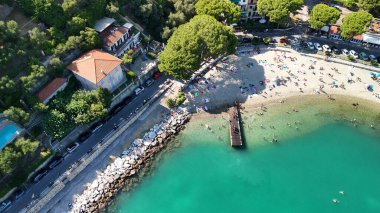 Küçük çakıl taşları, turkuaz deniz ve yaz ışığı olan Portovenere sahilinin insansız hava aracı görüntüleri..