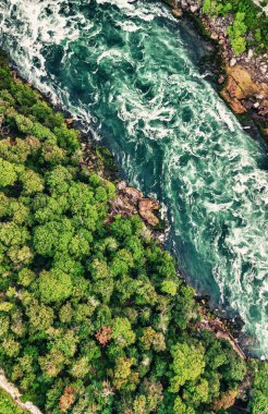 Niagara Şelalesi 'nin manzaralı yaz manzarası yukarıdan yansıyan akıntı ve sislerle dolu..