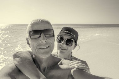 Çiftin turkuaz körfezi Ningaloo Batı Avustralya 'sında kristal berrak suyla uzandığı romantik bir an..