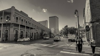 New Orleans, LA - 11 Şubat 2016: New Orleans sokaklarında Mardi Gras sırasında renkli geçit törenlerinin keyfini çıkaran şenlikli kalabalık.