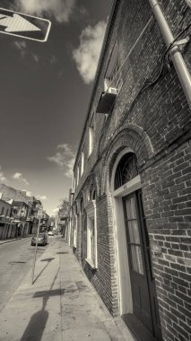 New Orleans 'ın güneşli kış caddelerinde tarihi binalar ve şehir hayatı sergileniyor..