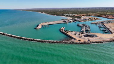 Exmouth Limanı 'nın batı Avustralya' yı, marinayı, kıyı şeridini ve çevresindeki taşrayı ele geçiren insansız hava aracı görüntüleri..